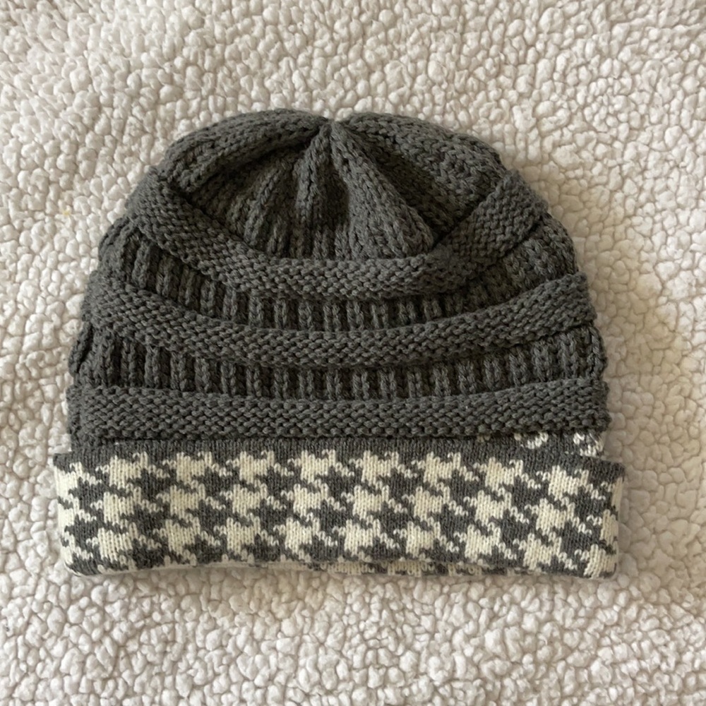 CC Beanie Grey with Patterned Cuff - Picture 4 of 6